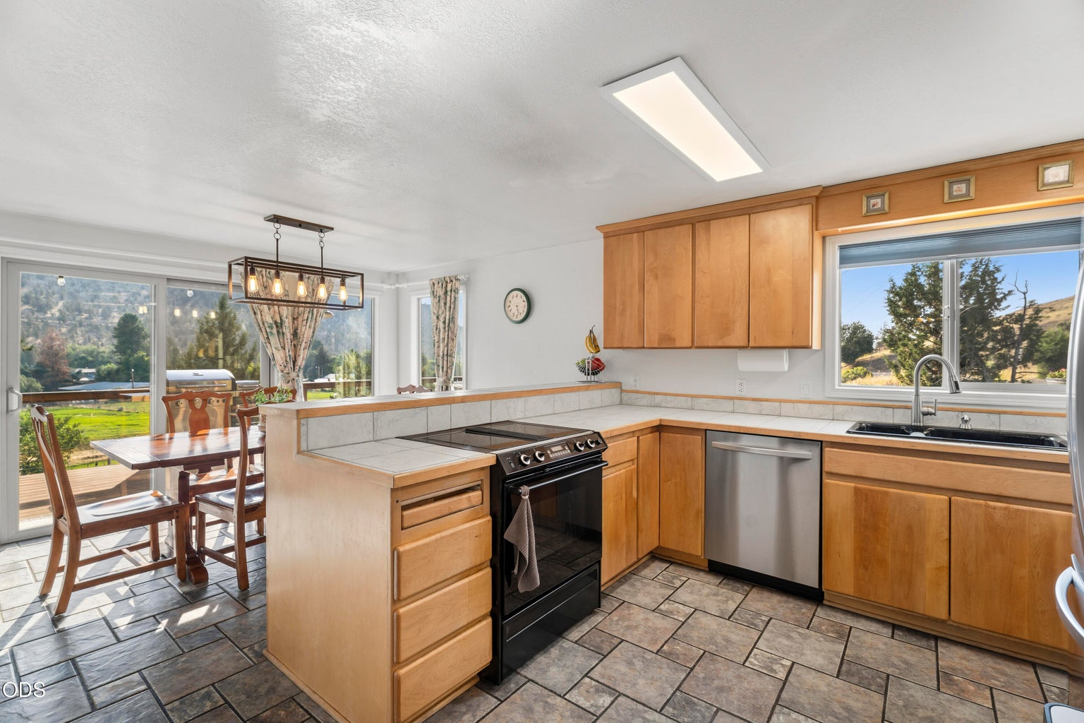 Photo of 2582 SE Hill Street 21 of 37