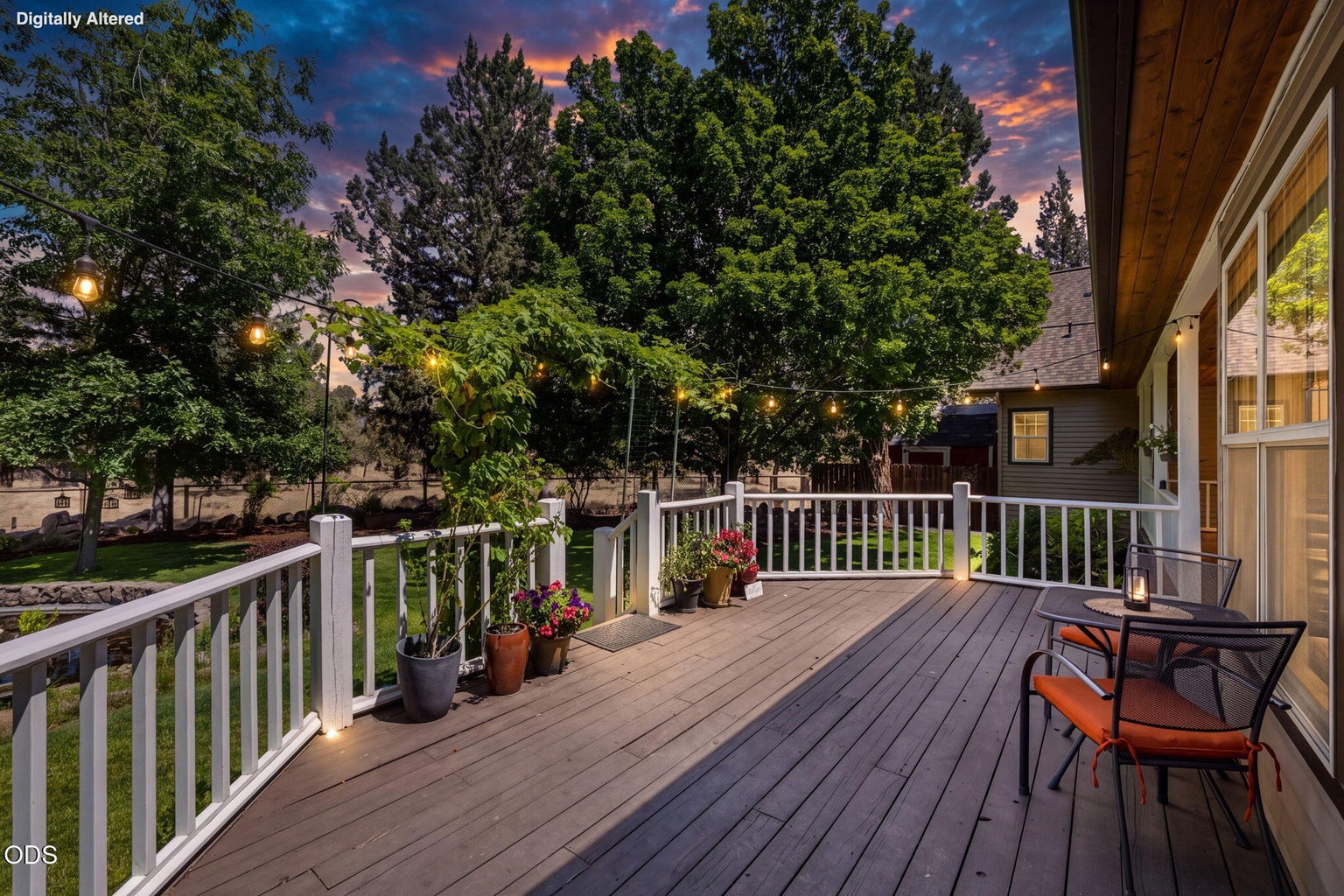 Great Trex deck off Kitchen and Dining room for entertaining