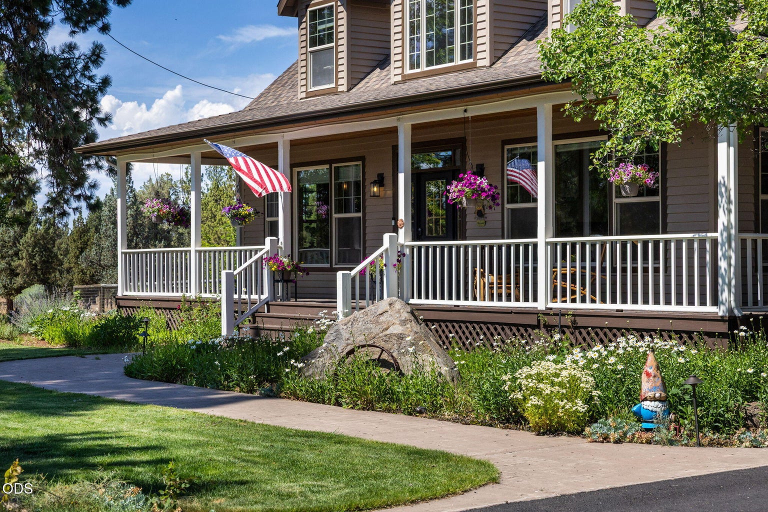 Perfect country living with mountain views from your cozy porch