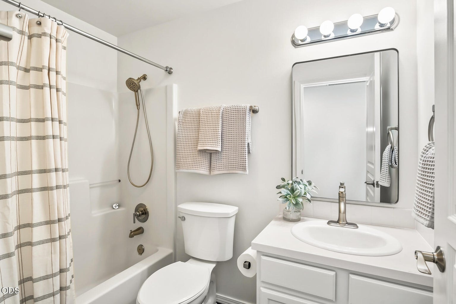 Photo of 63337 NW Lavacrest Street 23 of 40