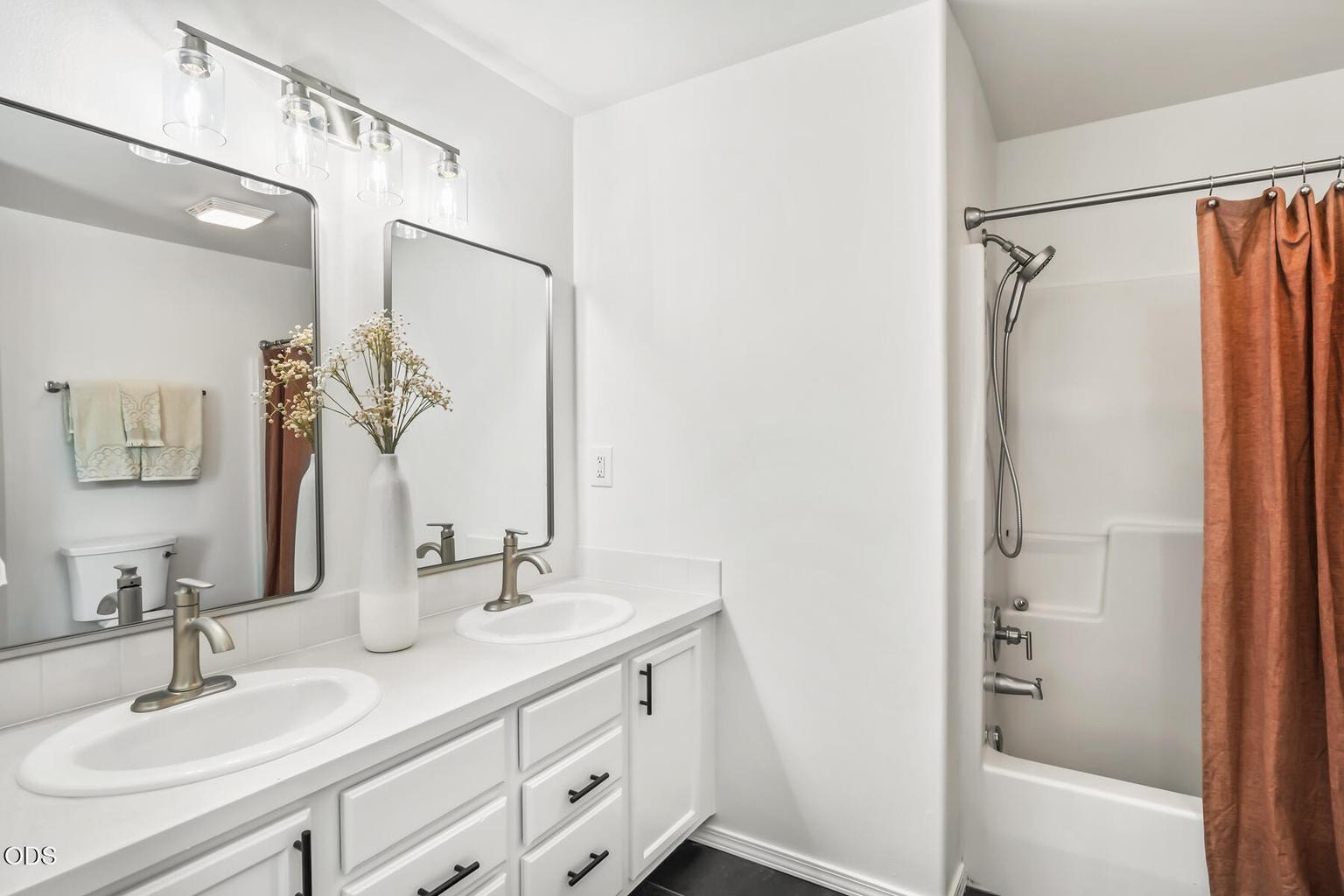Photo of 63337 NW Lavacrest Street 26 of 40