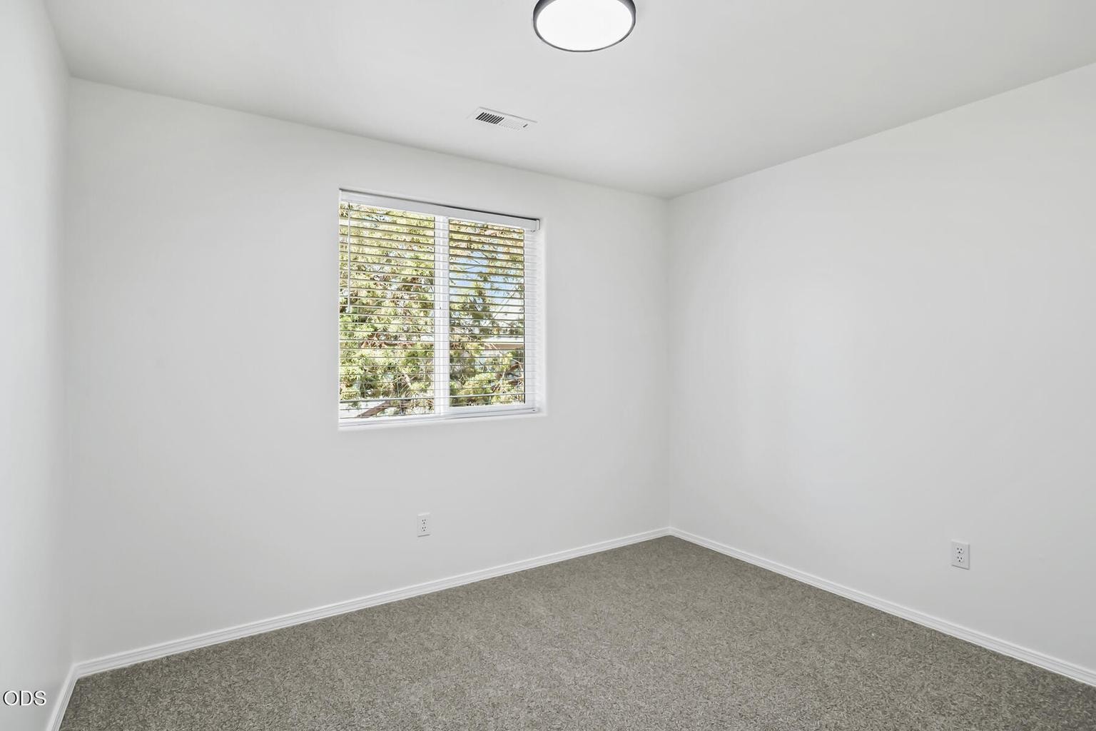Photo of 63337 NW Lavacrest Street 27 of 40