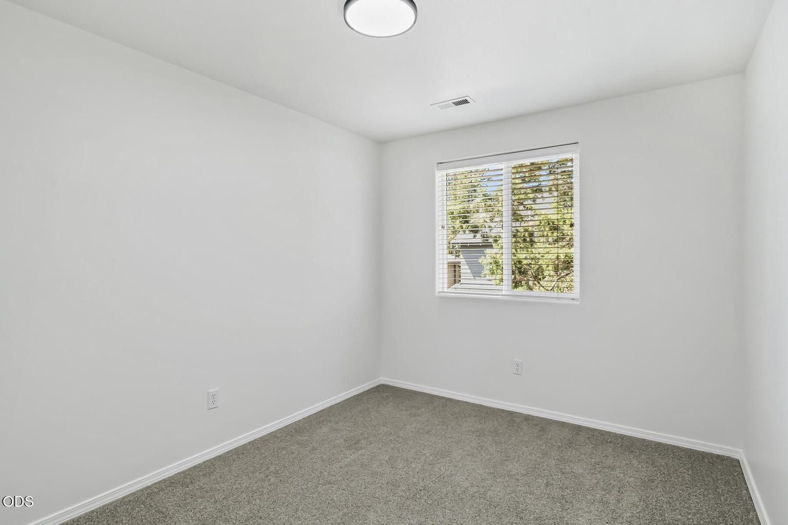 Photo of 63337 NW Lavacrest Street 28 of 40
