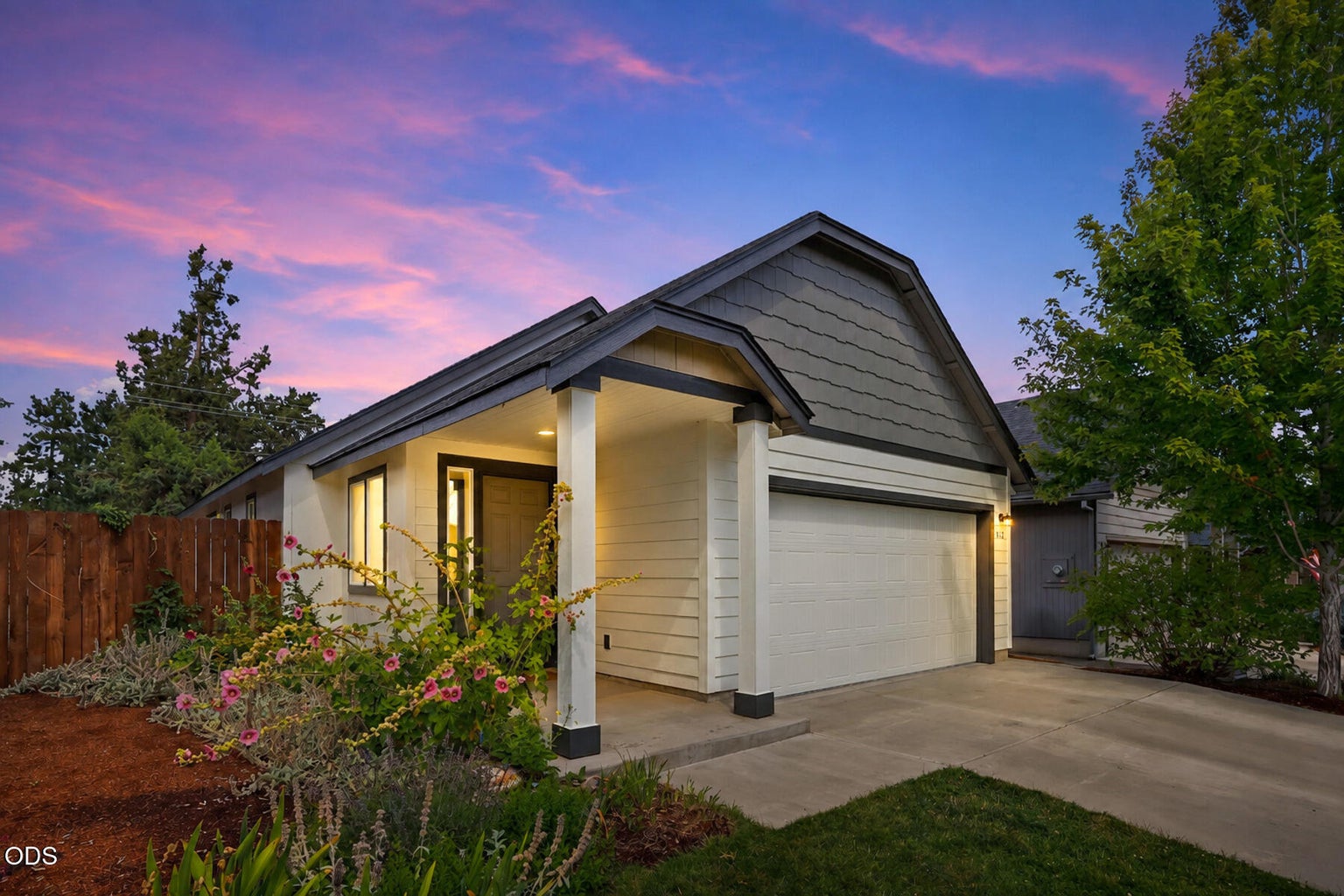 Photo of 612 SE Gleneden Place 1 of 40