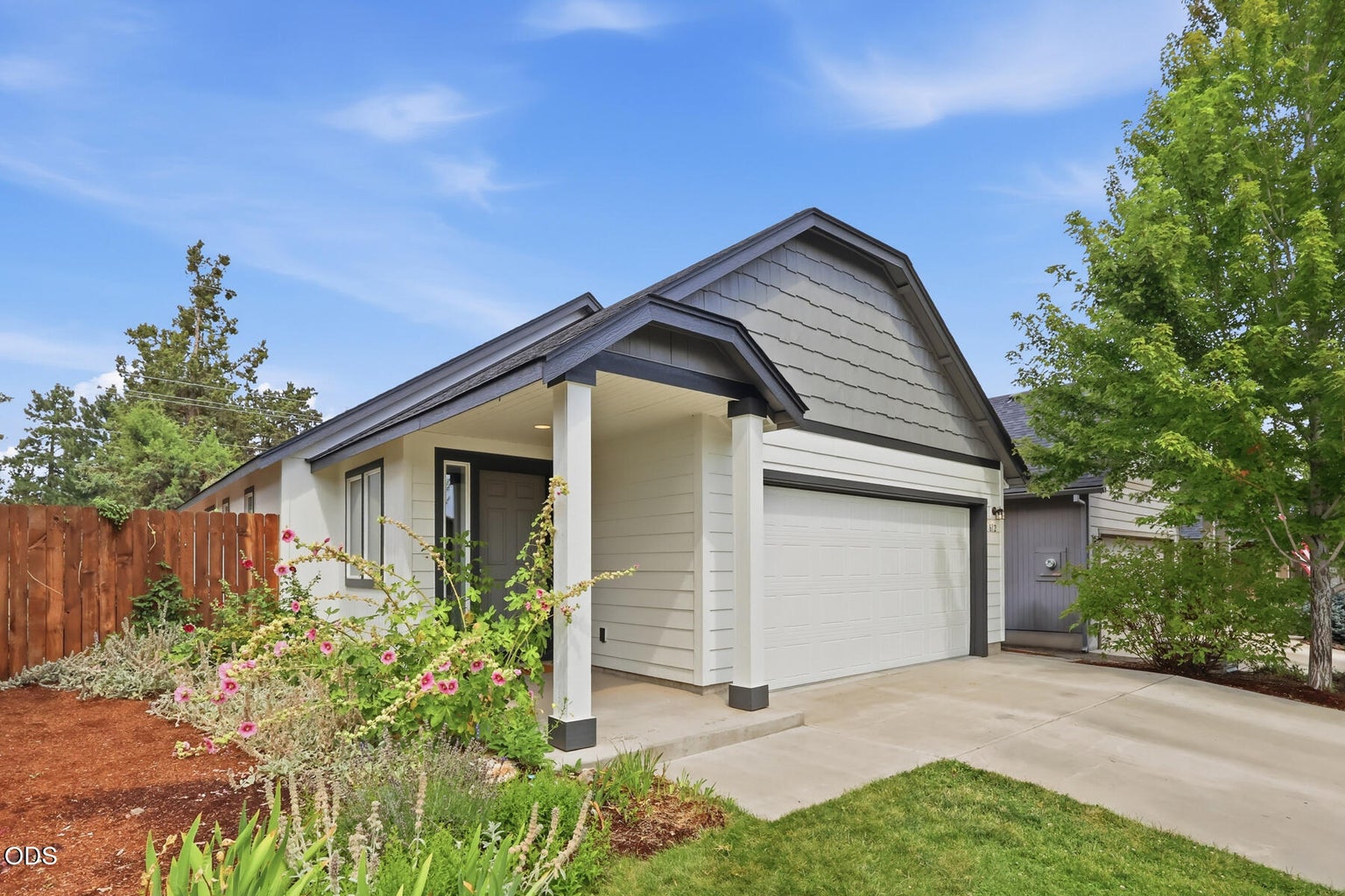 Photo of 612 SE Gleneden Place 2 of 40
