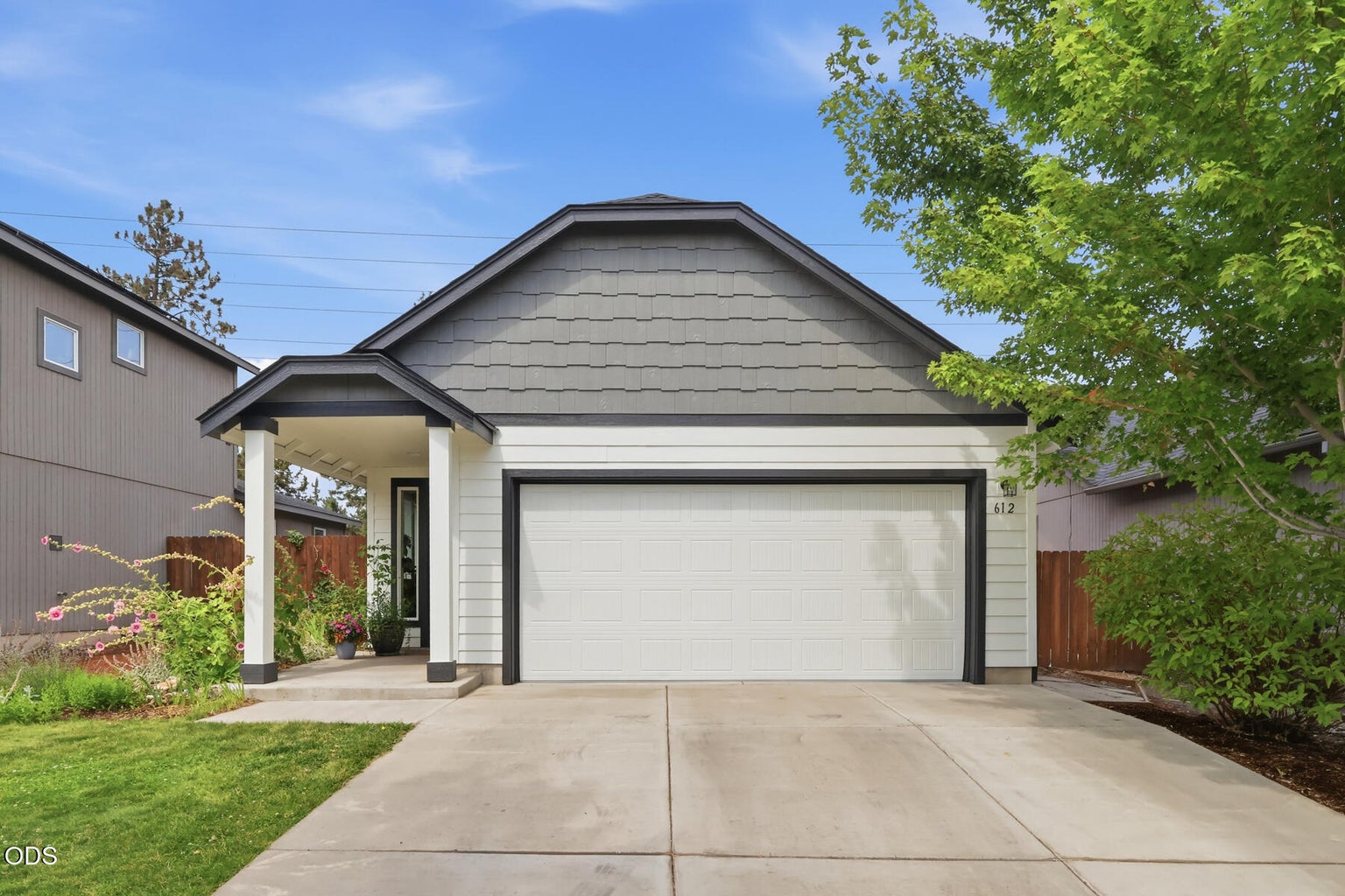 Photo of 612 SE Gleneden Place 3 of 40