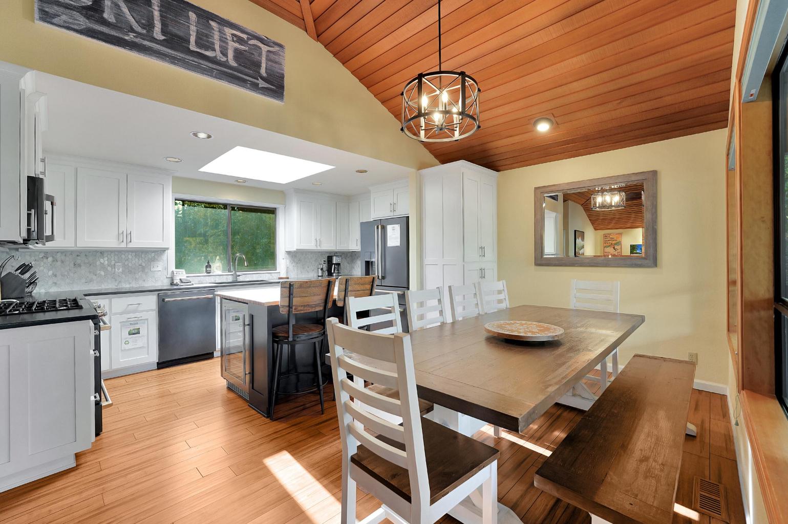 Open Kitchen & Dining Area – Fully Equipped