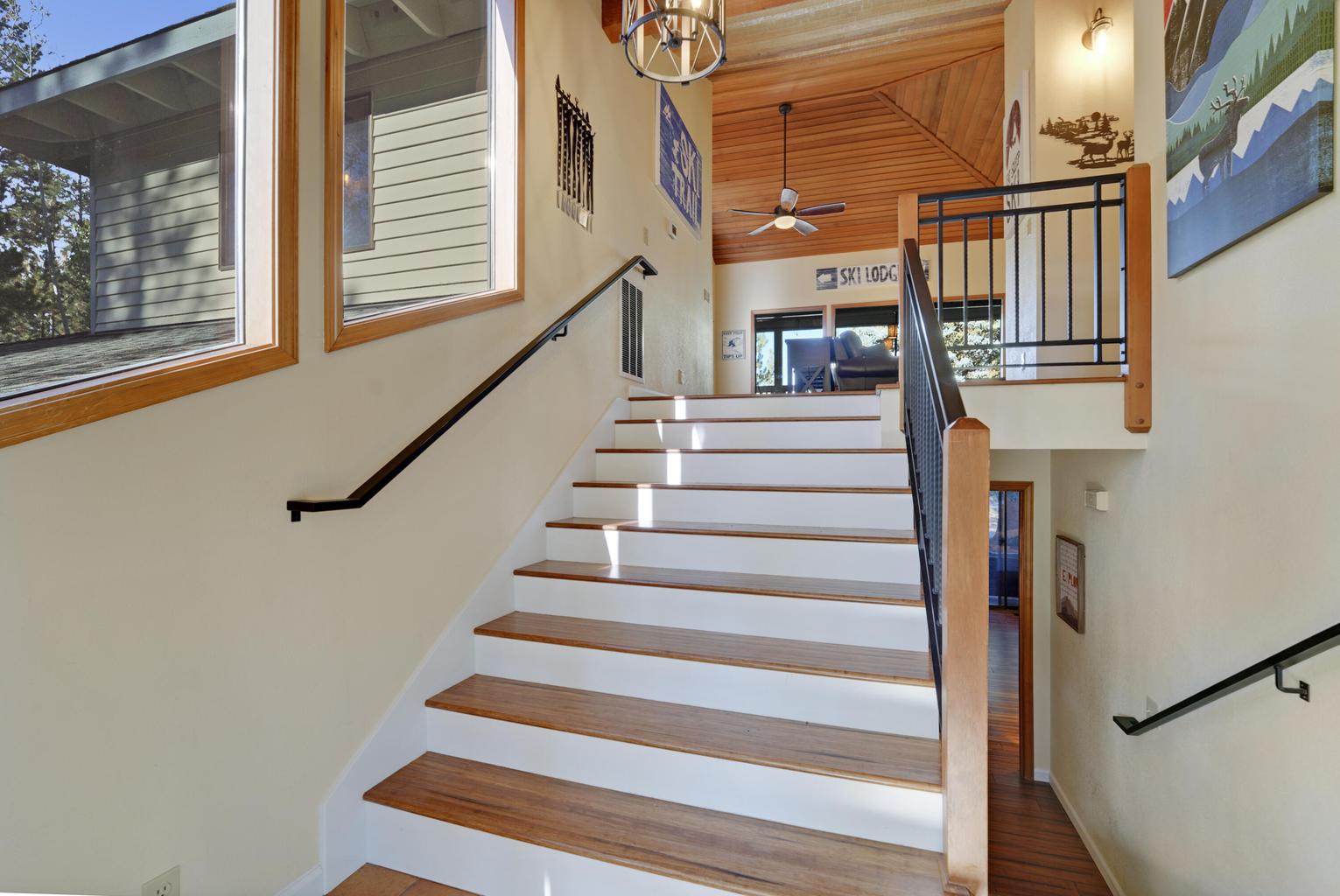 Stylish Entryway & Staircase – 7 Rogue, Sunriver
