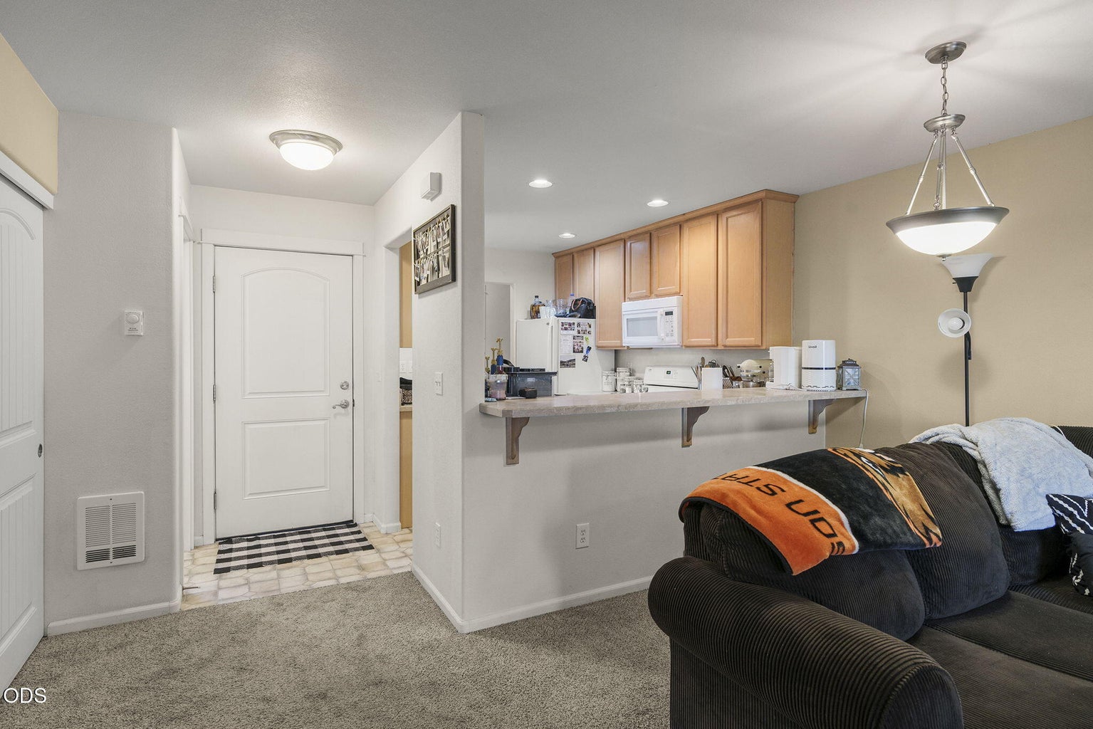 Photo of 614 S Cliffside Lane 2 of 11