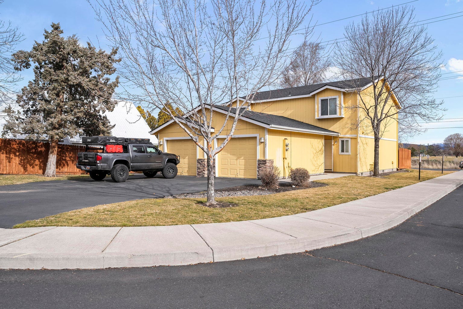 Photo of 1147 SW Tee Lane 1 of 23