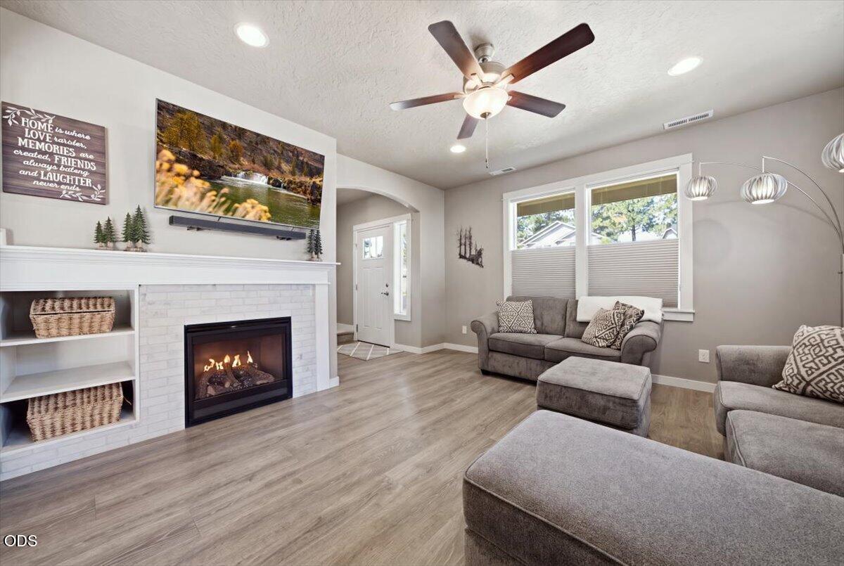Photo of 642 N Willitts Street 8 of 55