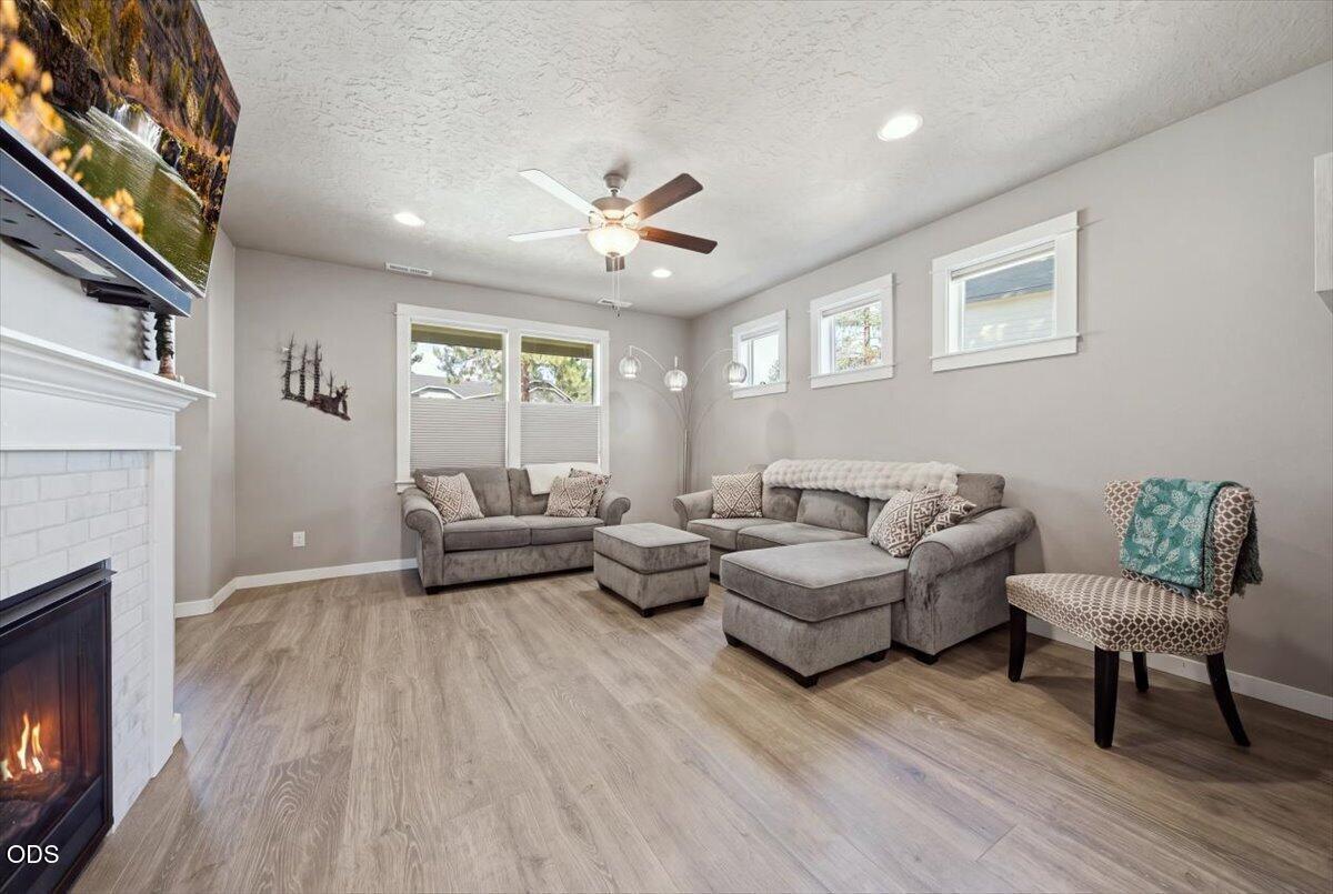 Photo of 642 N Willitts Street 9 of 55