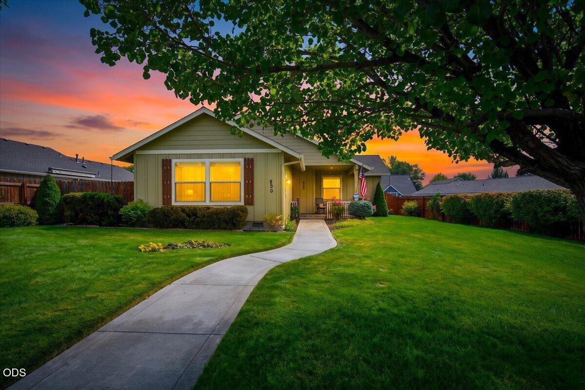 Photo of 850 NW Quince Avenue 1 of 26