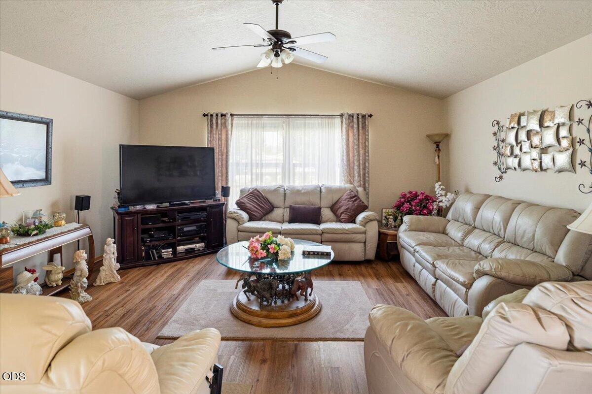 Photo of 850 NW Quince Avenue 4 of 26