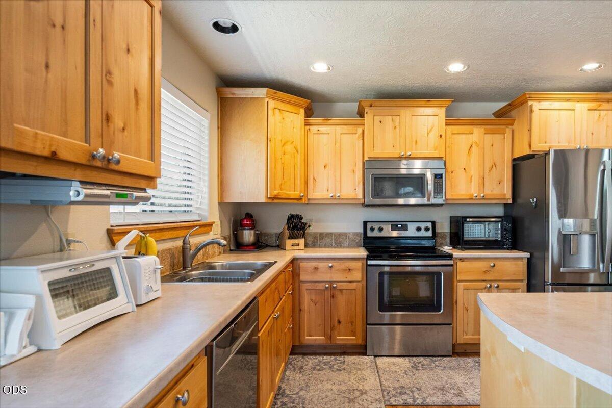 Photo of 850 NW Quince Avenue 7 of 26