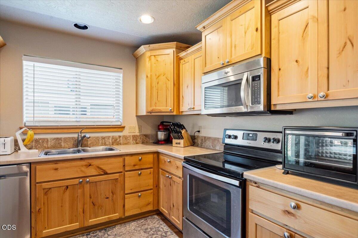 Photo of 850 NW Quince Avenue 6 of 26
