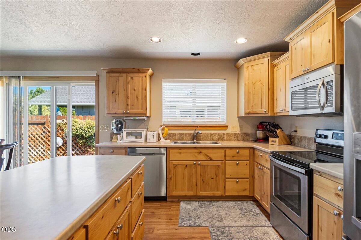 Photo of 850 NW Quince Avenue 8 of 26