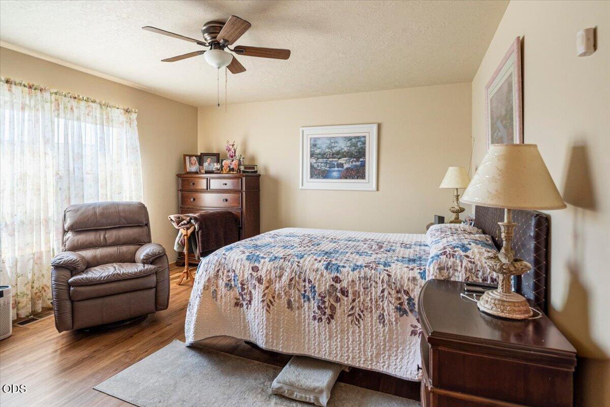 Photo of 850 NW Quince Avenue 13 of 26