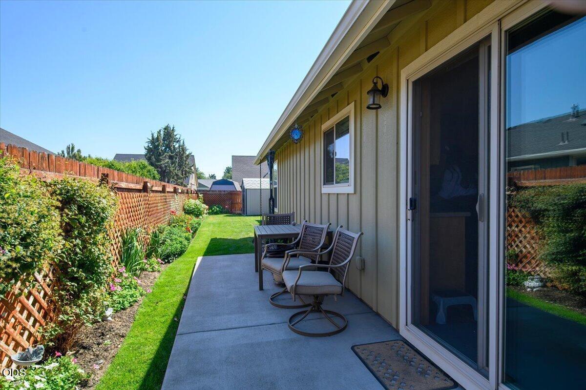 Photo of 850 NW Quince Avenue 16 of 26