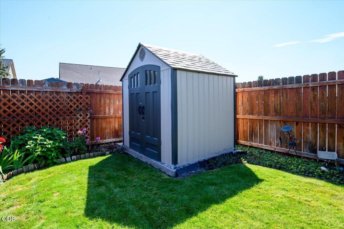 Photo of 850 NW Quince Avenue 19 of 26