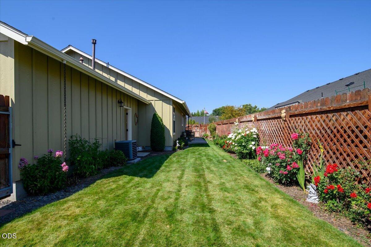 Photo of 850 NW Quince Avenue 17 of 26