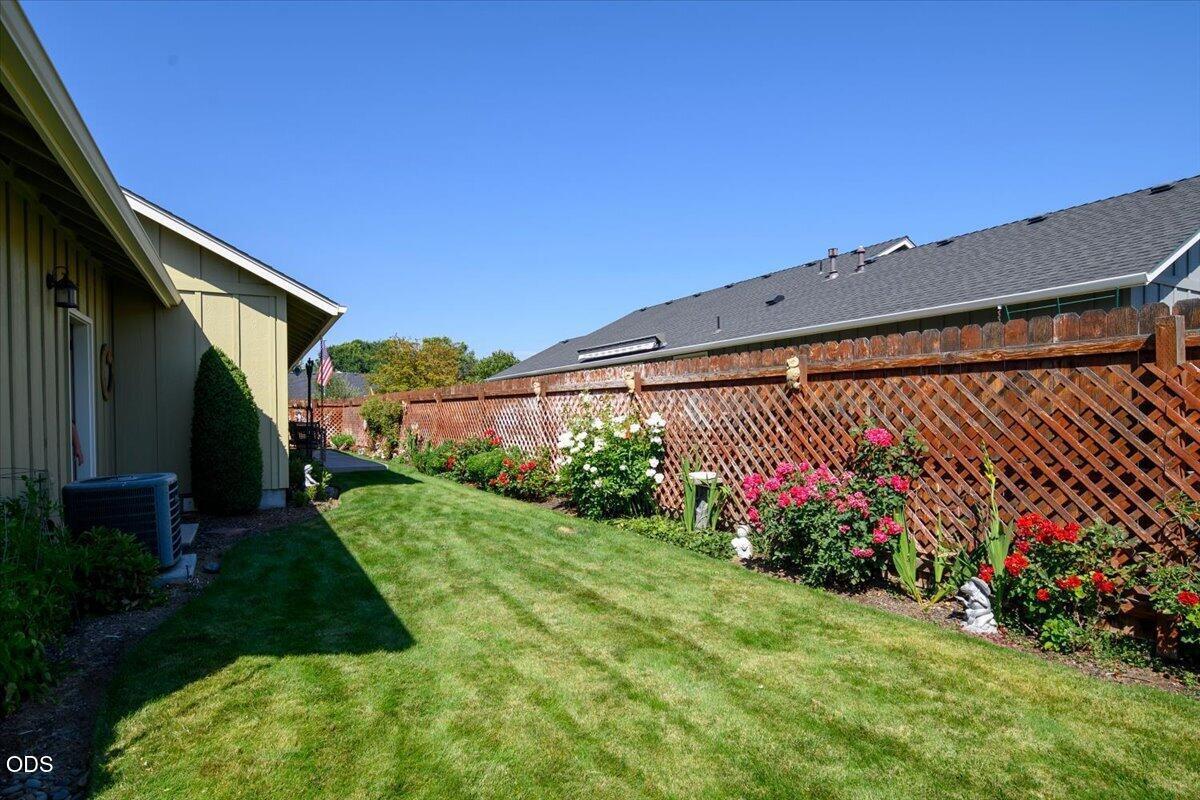 Photo of 850 NW Quince Avenue 18 of 26