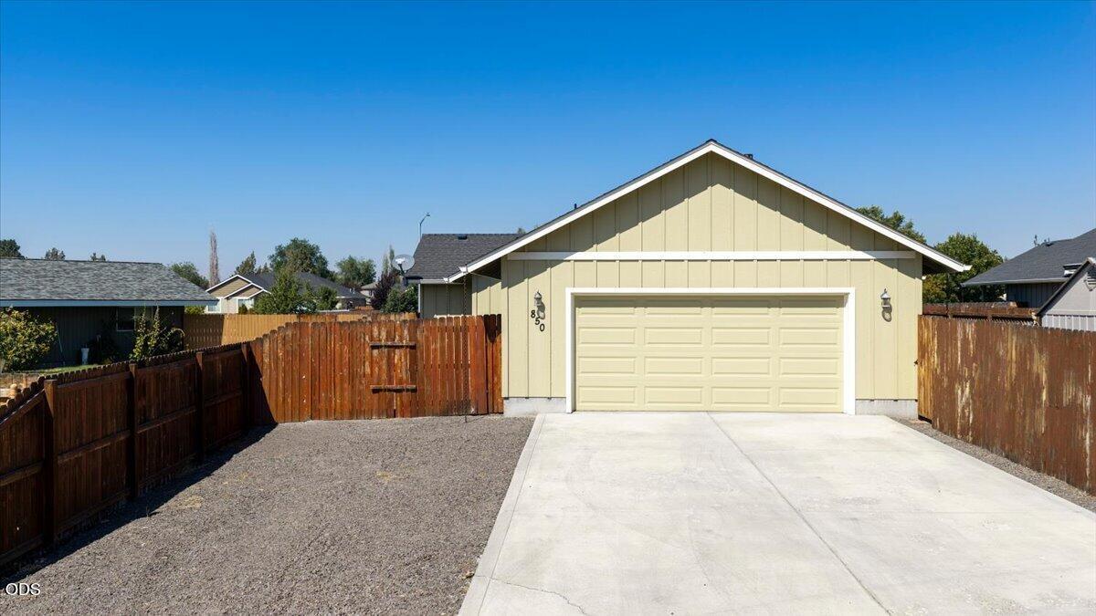 Photo of 850 NW Quince Avenue 20 of 26