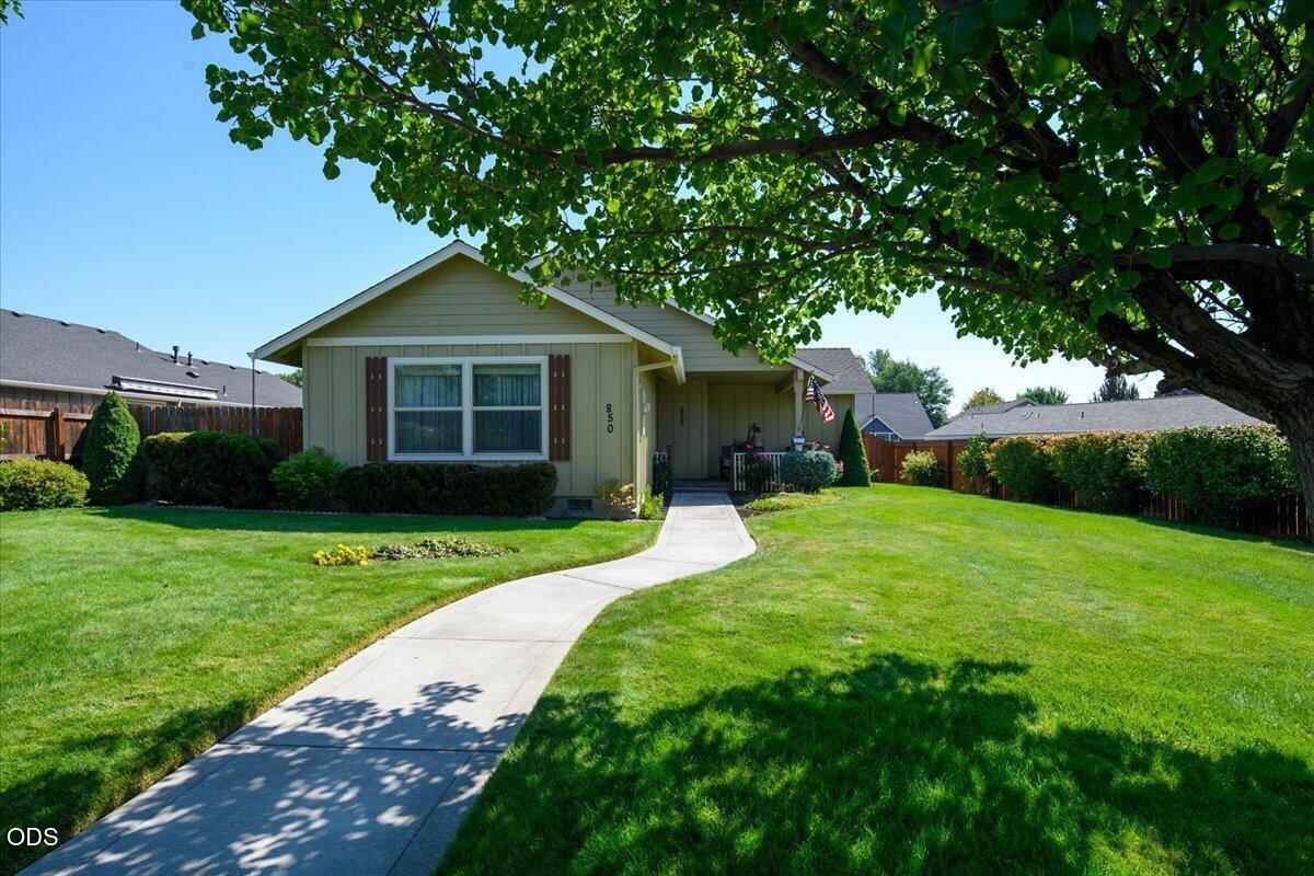 Photo of 850 NW Quince Avenue 26 of 26