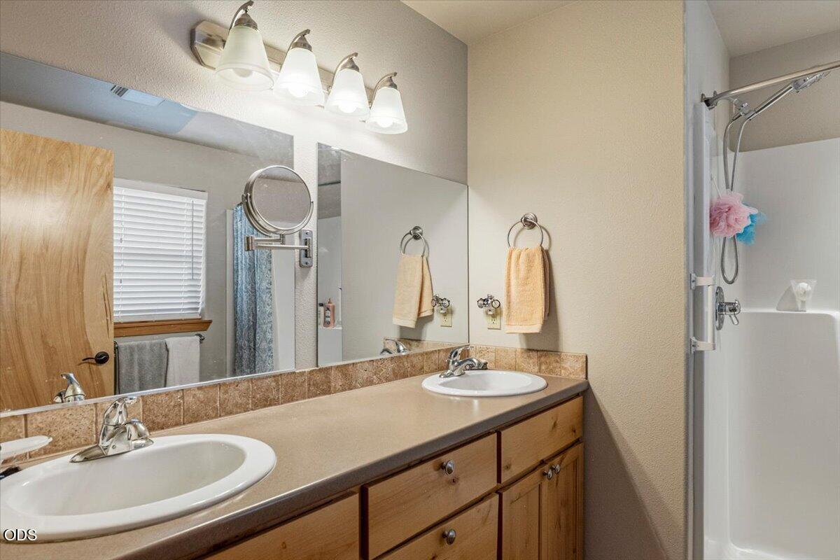 Photo of 850 NW Quince Avenue 12 of 26