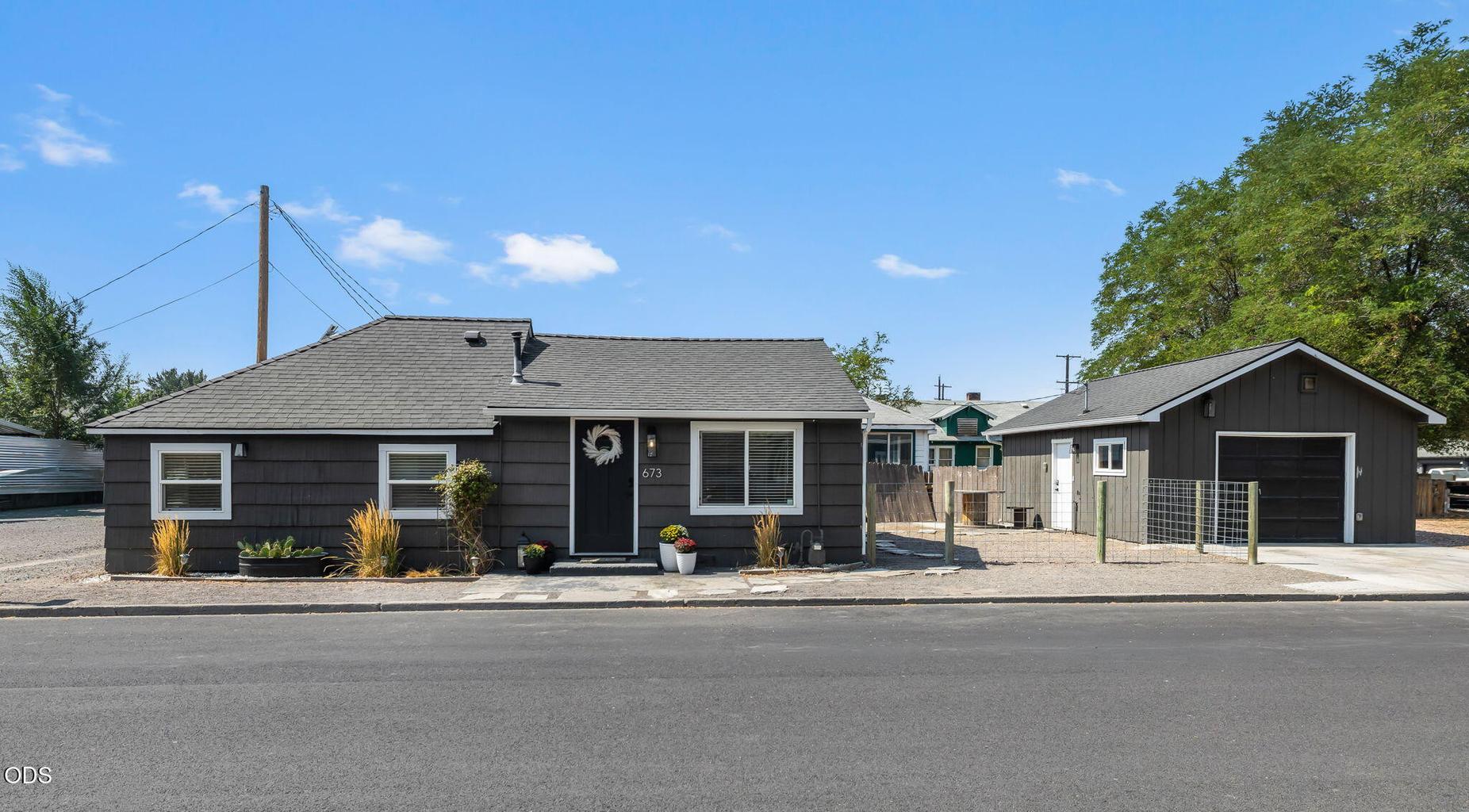 Photo of 673 NE Garner Street 1 of 35
