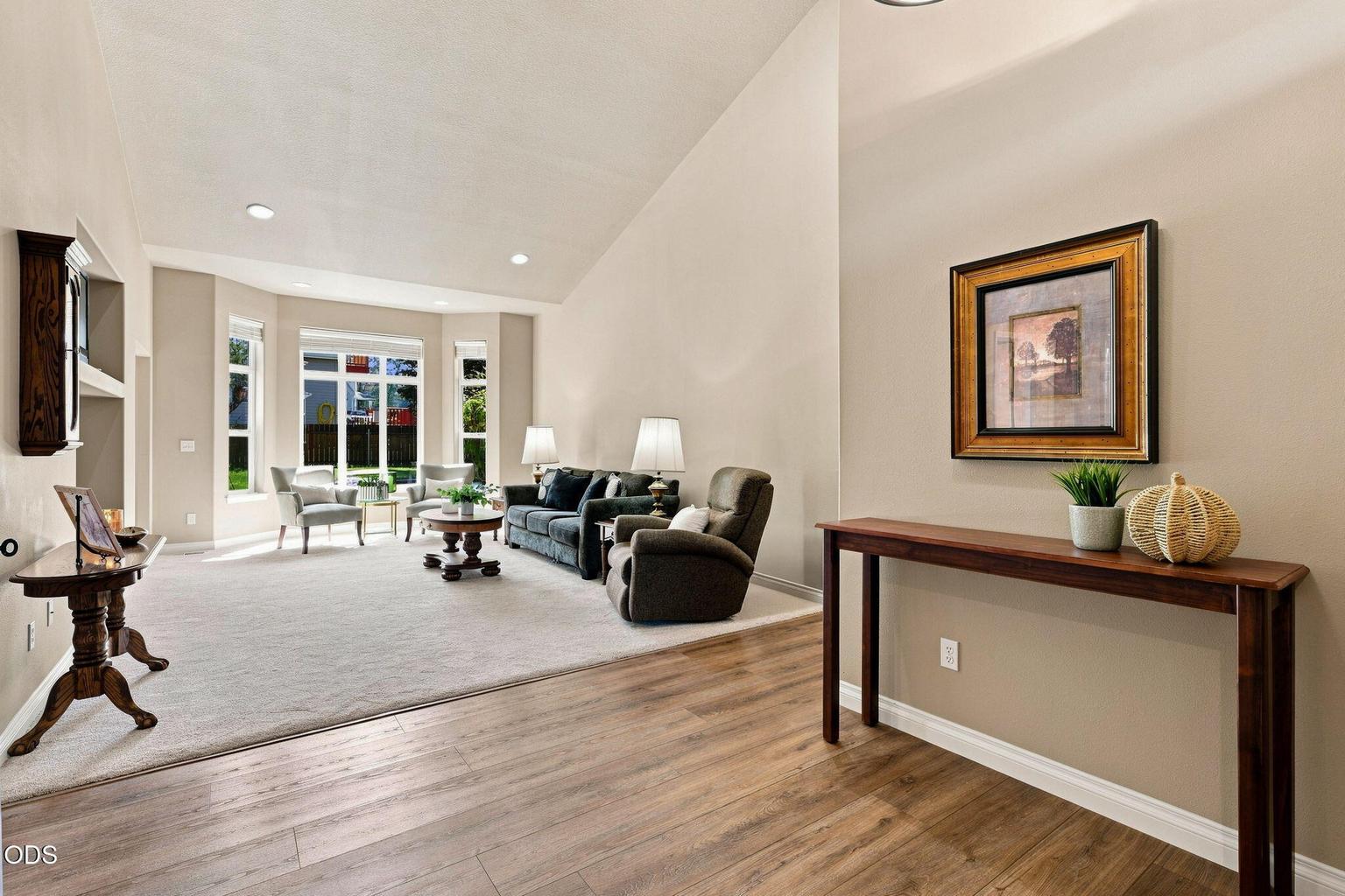 Photo of 3840 SW Summit Avenue 7 of 46