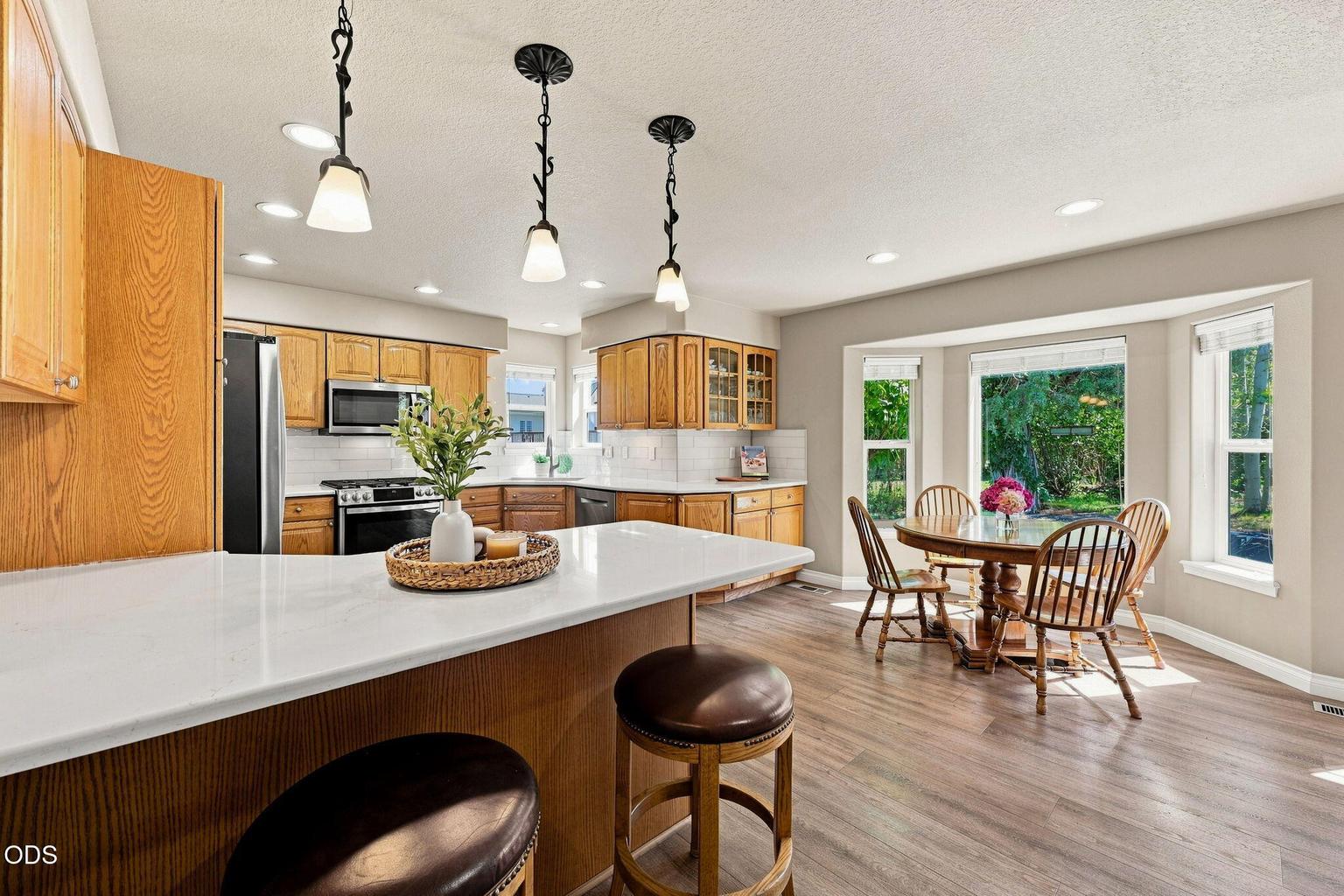 Eating Bar ~ Space for 4 Guests
