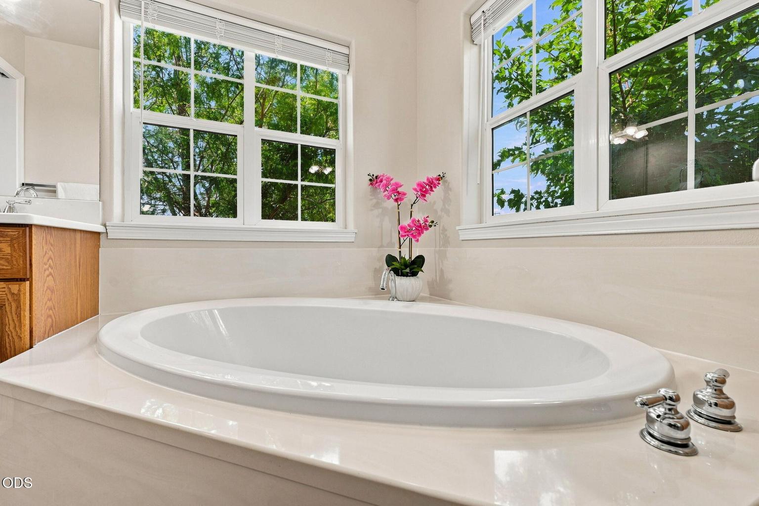 Large Soaking Tub!