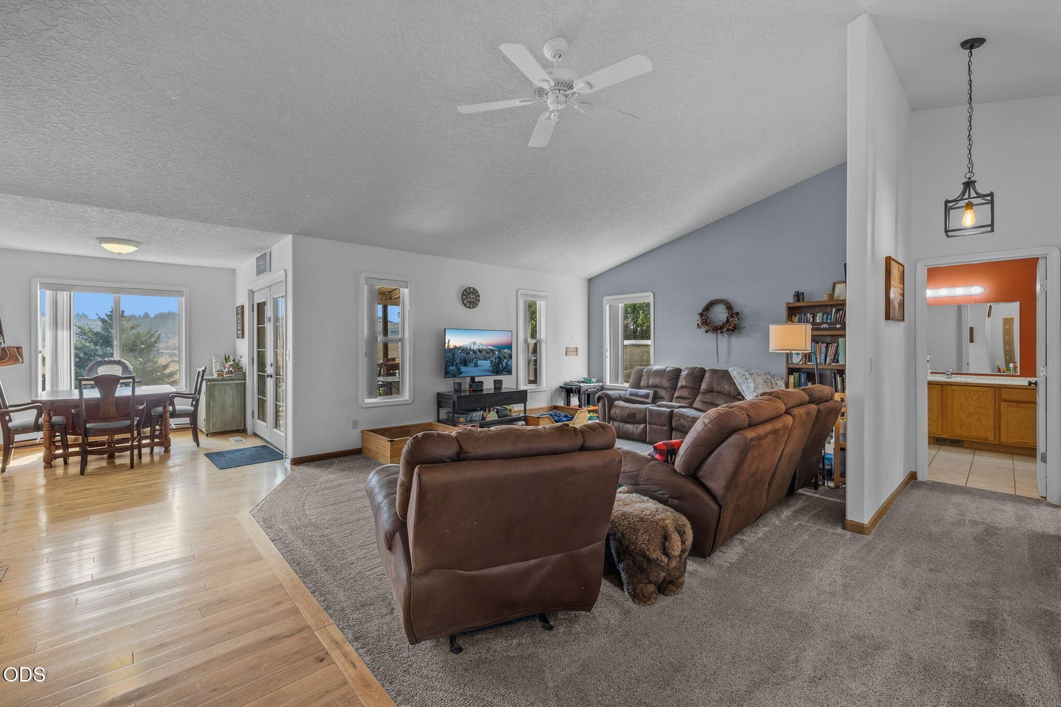 Photo of 2085 SE Sagebrush Drive 2 of 52