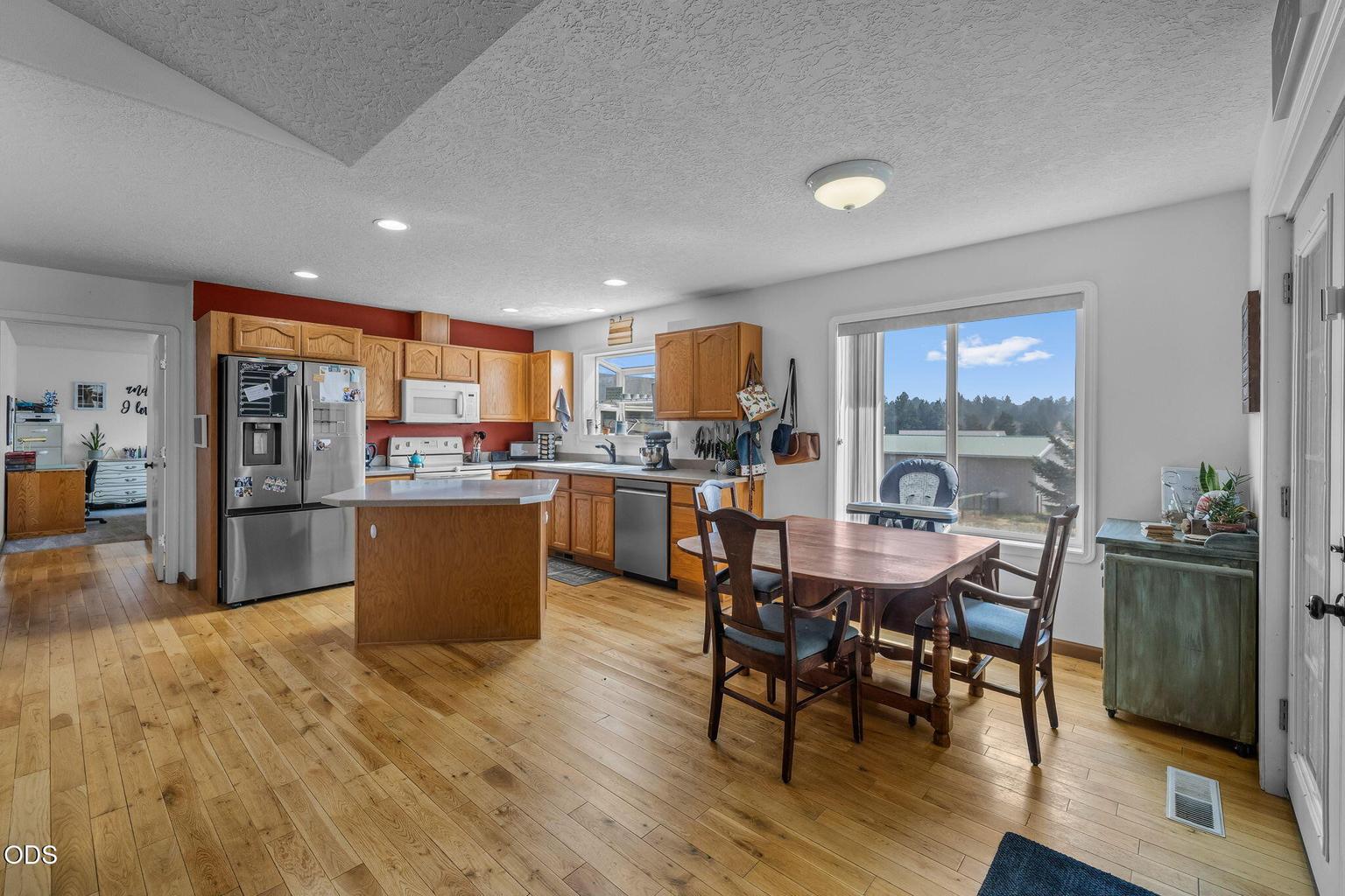 Photo of 2085 SE Sagebrush Drive 7 of 52