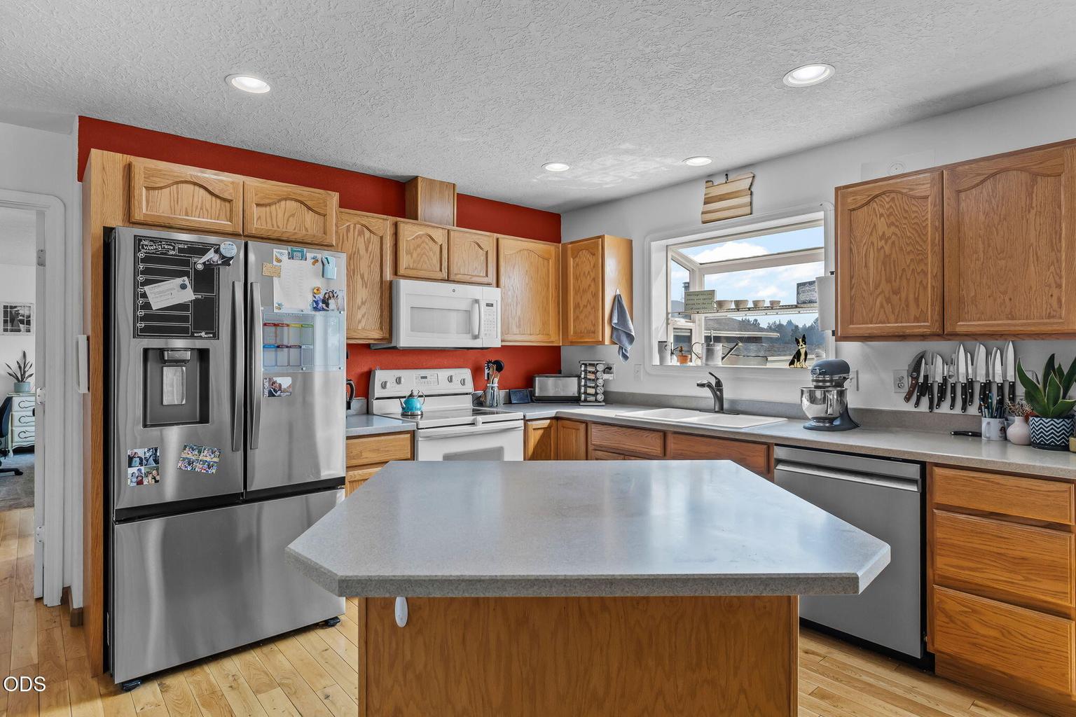 Photo of 2085 SE Sagebrush Drive 8 of 52