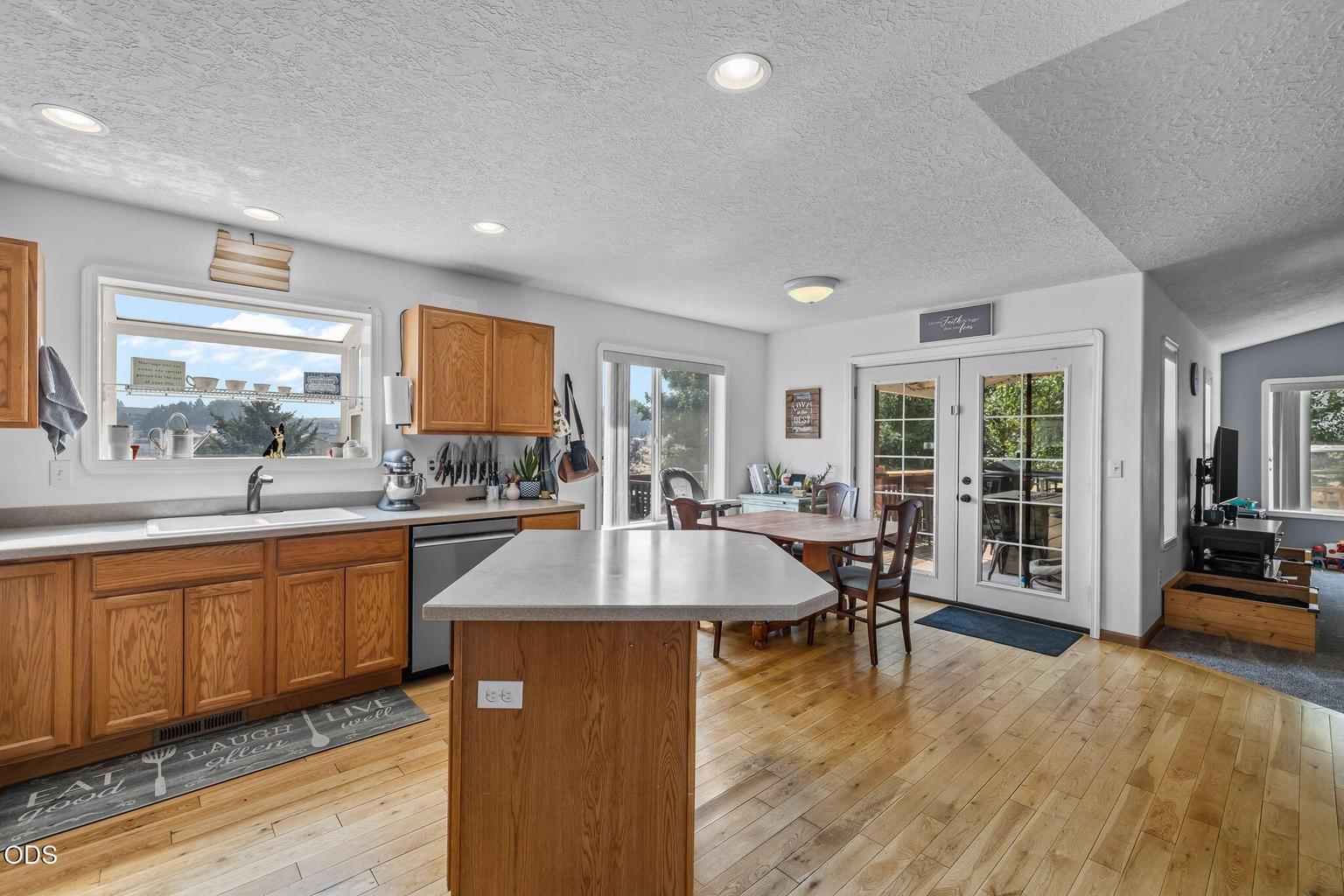 Photo of 2085 SE Sagebrush Drive 10 of 52