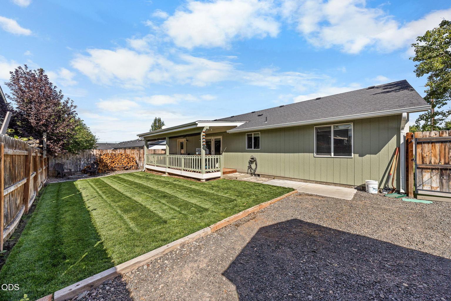 Photo of 752 NE Blackbear Street 2 of 37