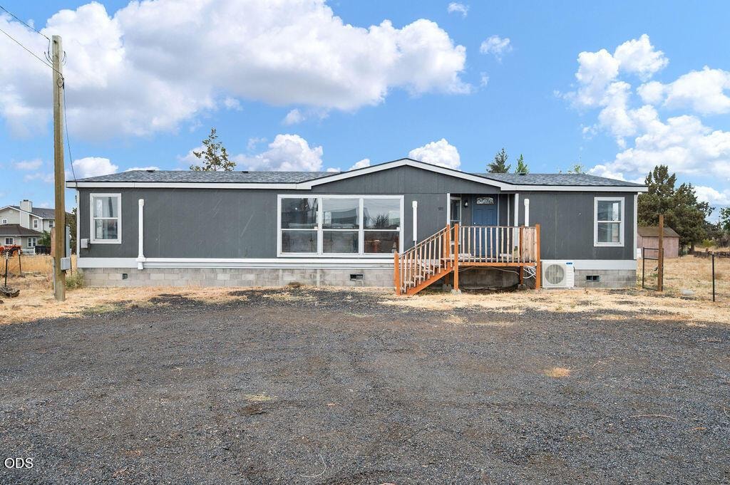 Photo of 101 NE Daisy Street 1 of 34