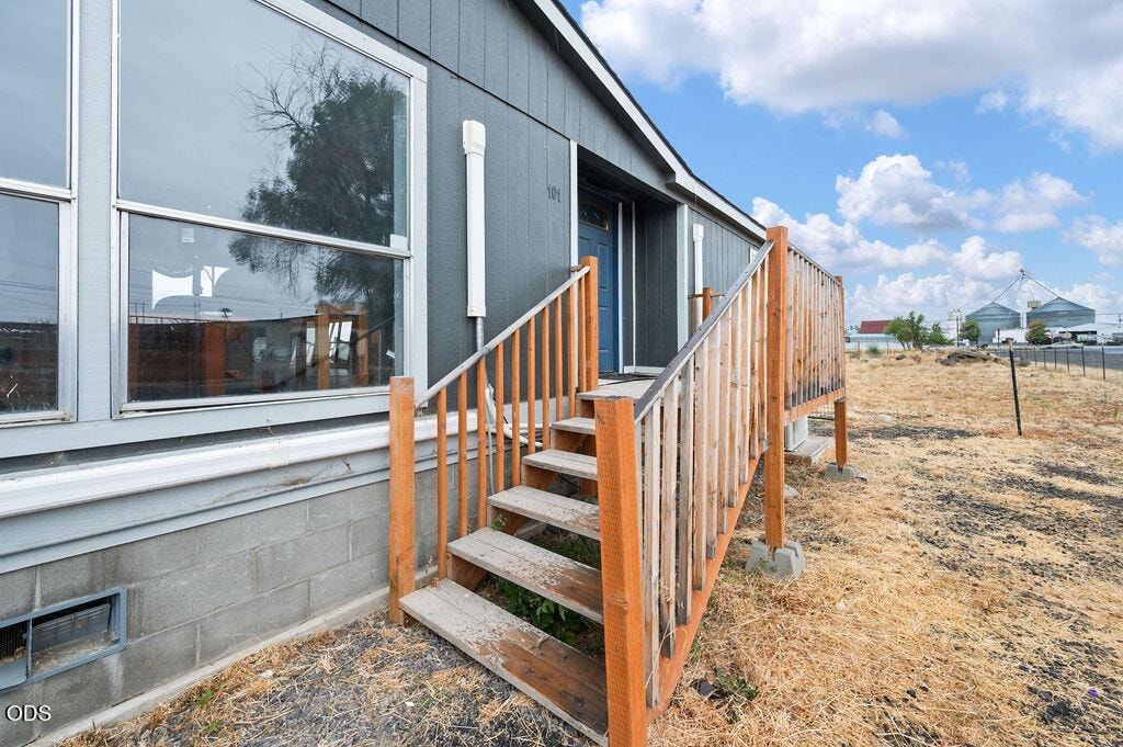 Photo of 101 NE Daisy Street 3 of 34