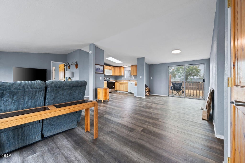Photo of 101 NE Daisy Street 4 of 34