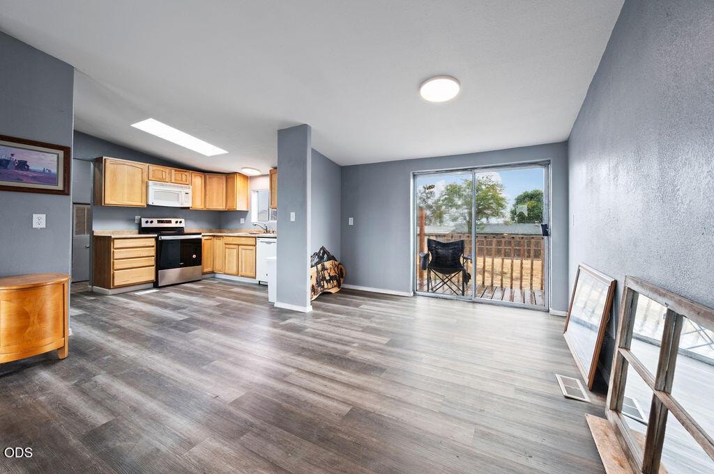 Photo of 101 NE Daisy Street 6 of 34