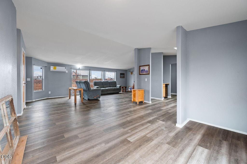 Photo of 101 NE Daisy Street 8 of 34