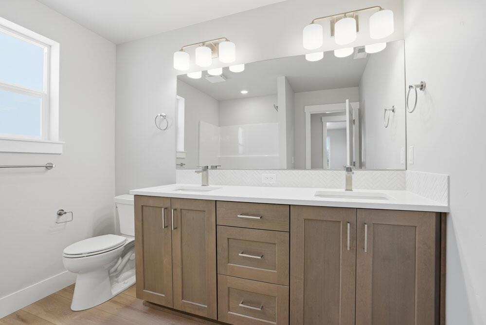 2 vanity sinks!!