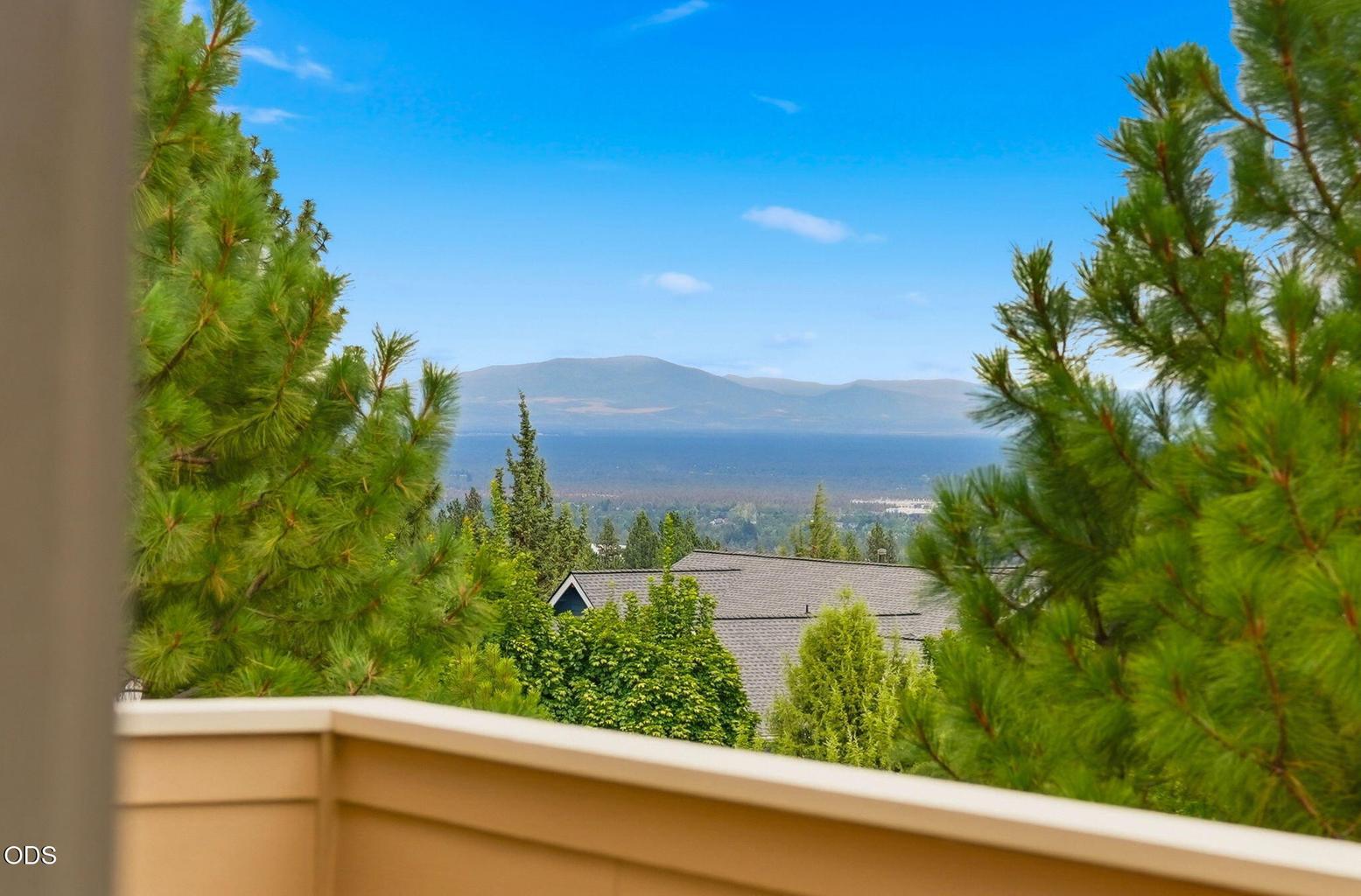 Expansive deck for outdoor dining and entertaining