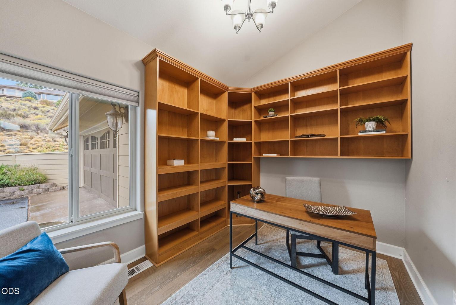 Flexible Office or Bedroom