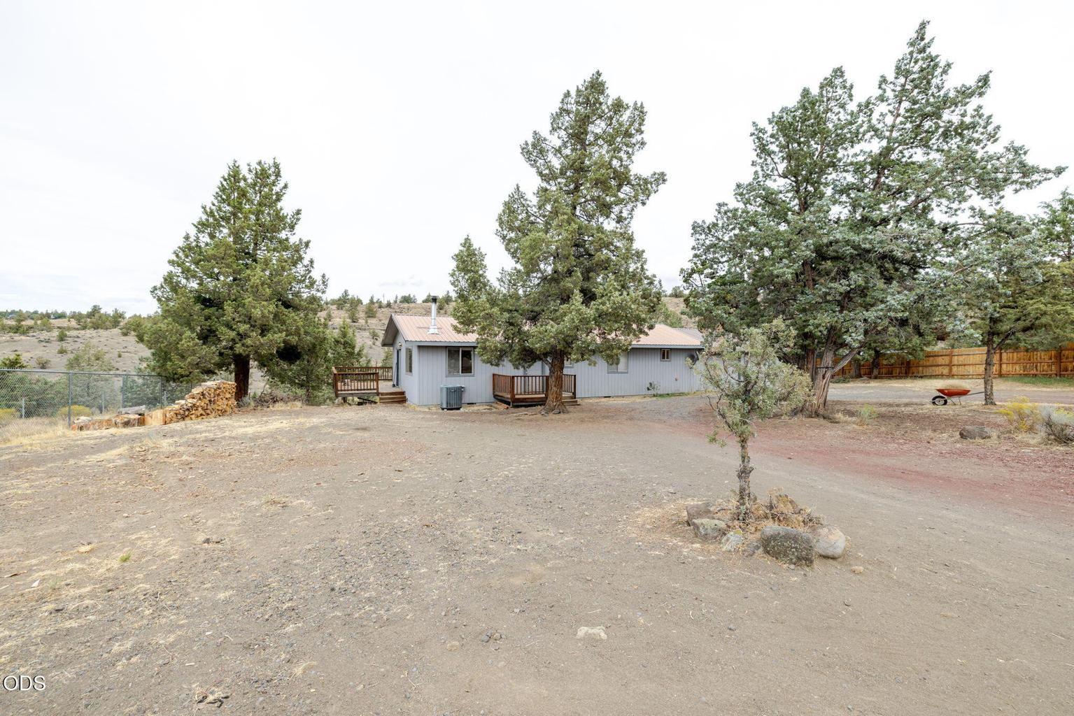Large, turn around driveway
