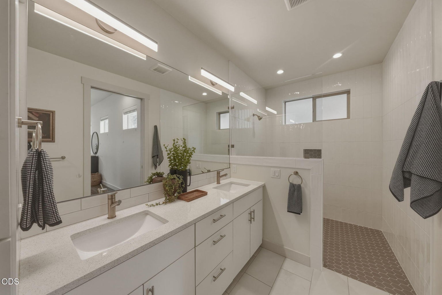 Photo of 63108 NE Iner Loop 29 of 55