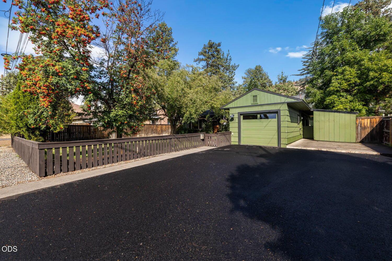 Photo of 932 NE 10th Street 1 of 50