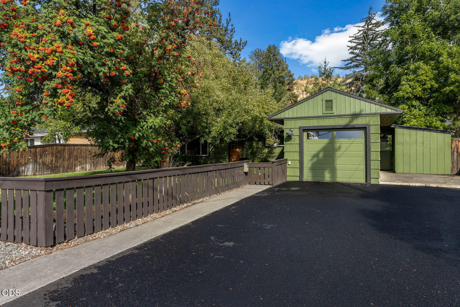 Photo of 932 NE 10th Street 3 of 50